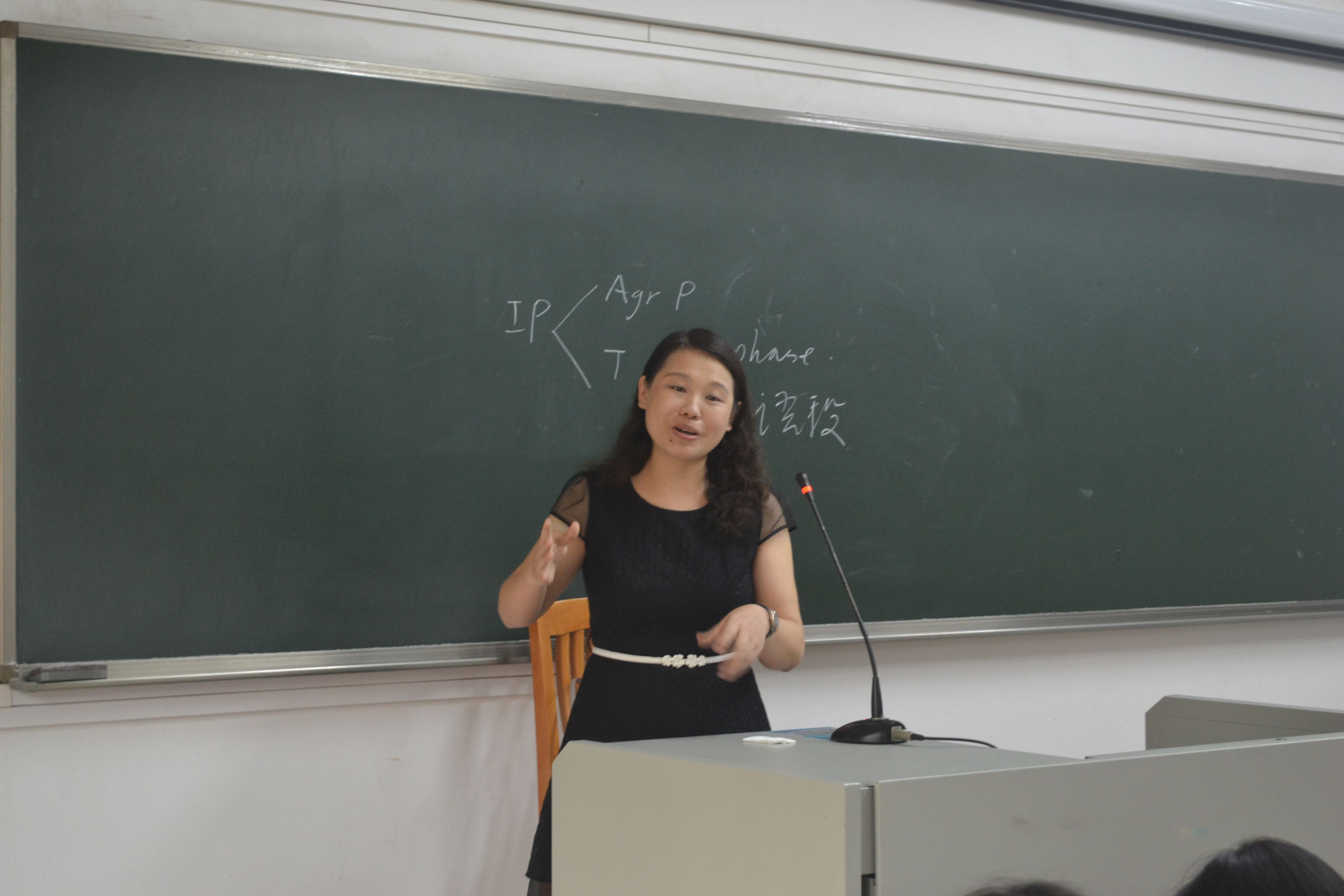 韩永红老师为法律英语专业员工进行专业介绍