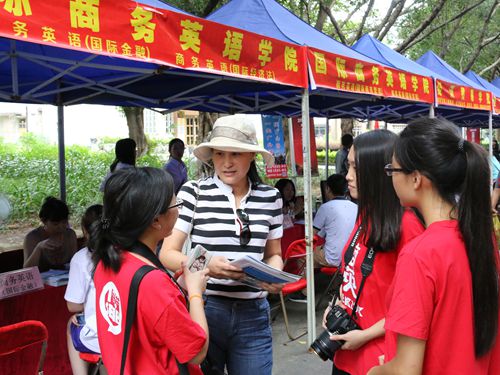 家长接收公司员工采访